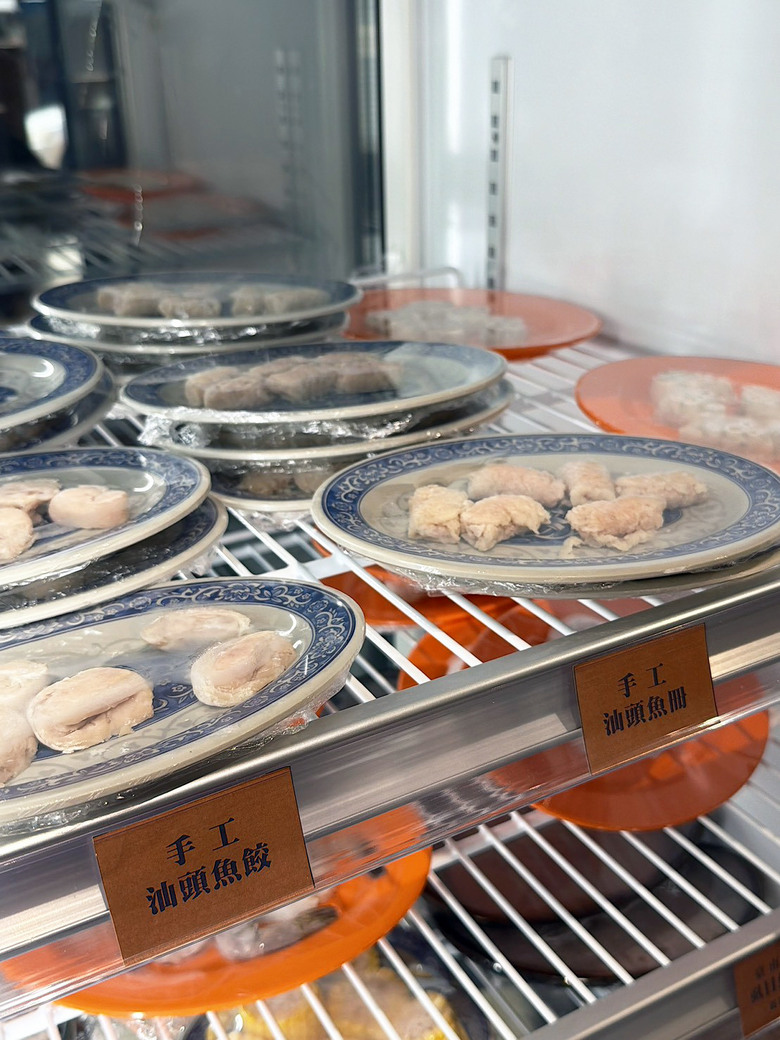 【台南如潮火鍋】東區沙茶爐新店｜扁魚湯頭濃郁耐喝｜虱目魚肚丸爆汁｜蝦滑楓葉＋蛋腸馬卡龍