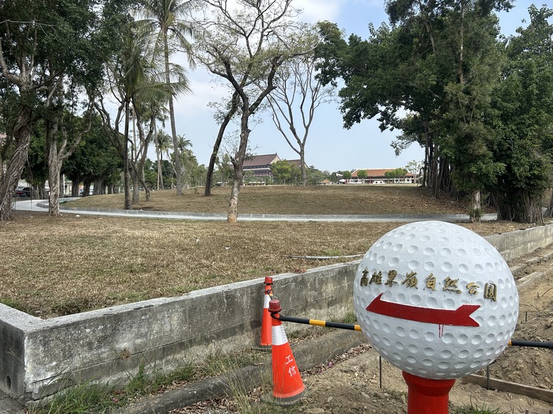 「 兩 鐵 列 車 」 騎 遊 高 雄 果 嶺 自 然 公 園