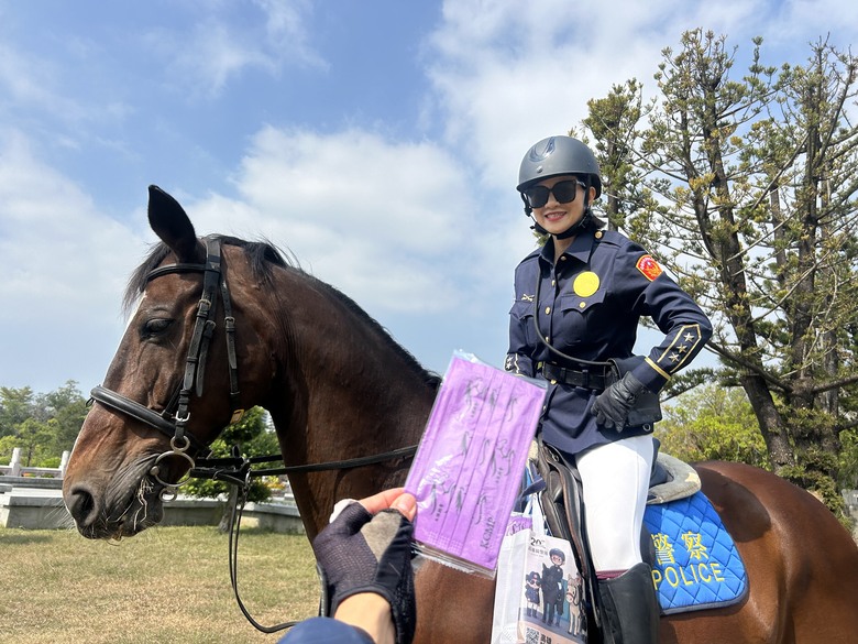 「 兩 鐵 列 車 」 騎 遊 高 雄 果 嶺 自 然 公 園