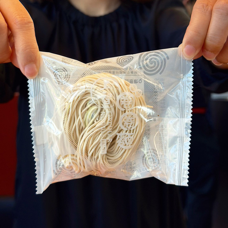 高雄火鍋｜新品牌【二旭鍋】百坪寬敞空間｜牛大骨鍋底濃郁｜自助吧豐富吃到飽｜Focus13輕軌真愛碼頭站