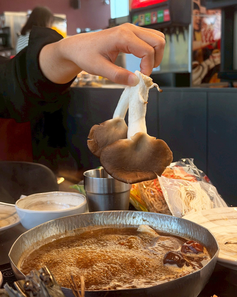 高雄火鍋｜新品牌【二旭鍋】百坪寬敞空間｜牛大骨鍋底濃郁｜自助吧豐富吃到飽｜Focus13輕軌真愛碼頭站