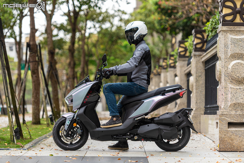 點我看大圖 SYM MMBCU 試駕|當曼巴變「雷蛇」,注入電驅 ZRSG 3.0 的劇毒進化!