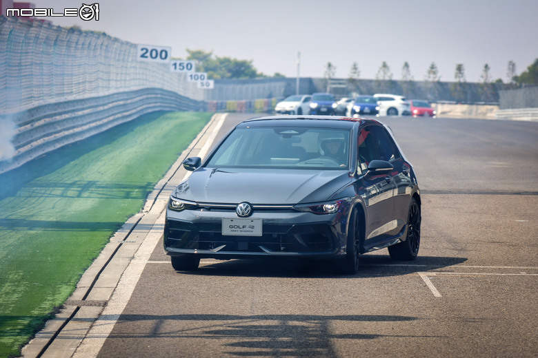 Volkswagen 性能奔馳嘉年華賽道體驗｜Golf R 夜幕疾行版正式亮相、感受經典鋼砲的駕馭樂趣！
