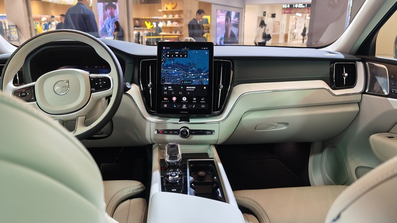 趕在第一天, 來南港Lalaport看好久不見的All New XC60~~