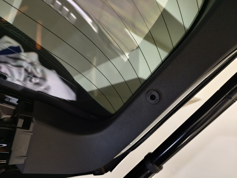 拆卸與安裝2015年NX300H 電動尾門連桿