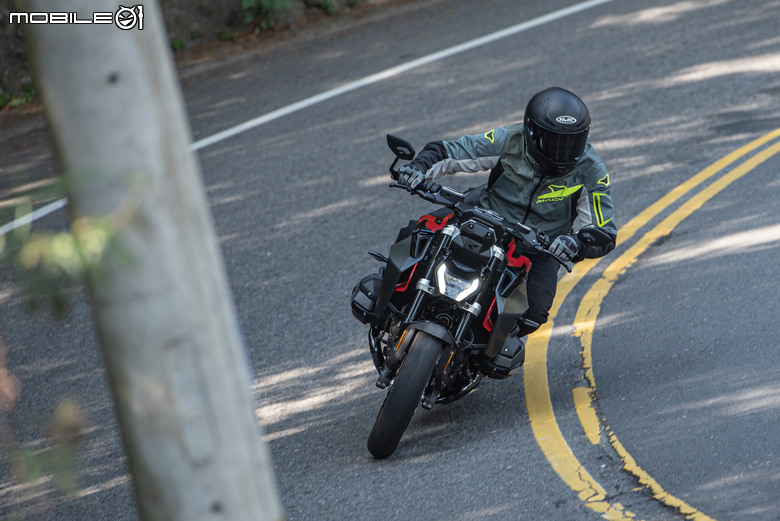 點我看大圖 BMW Motorrad R 1300 R 試駕|一絲不苟的德式西裝暴徒!引擎輸出滿滿暴力、外觀卻是優雅精緻!