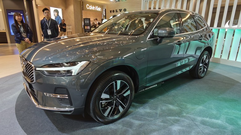 趕在第一天, 來南港Lalaport看好久不見的All New XC60~~
