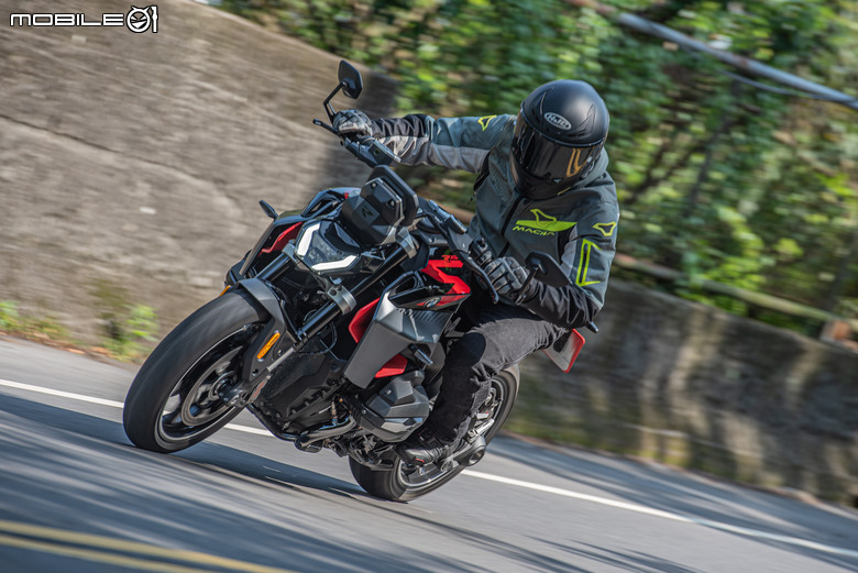 點我看大圖 BMW Motorrad R 1300 R 試駕|一絲不苟的德式西裝暴徒!引擎輸出滿滿暴力、外觀卻是優雅精緻!