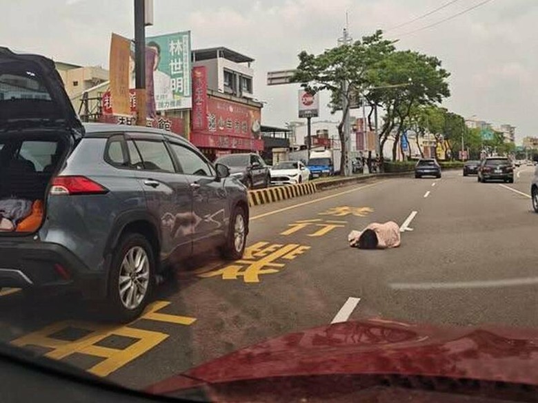 行人被撞飛