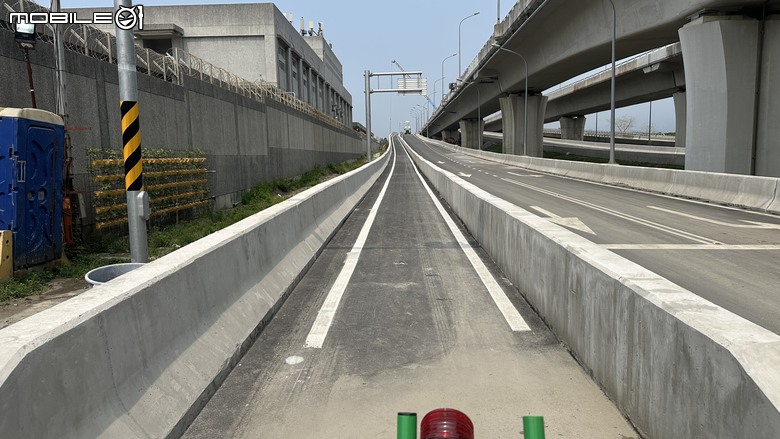 淡江大橋機車實地走訪，機車道窄成這樣到底給誰騎？