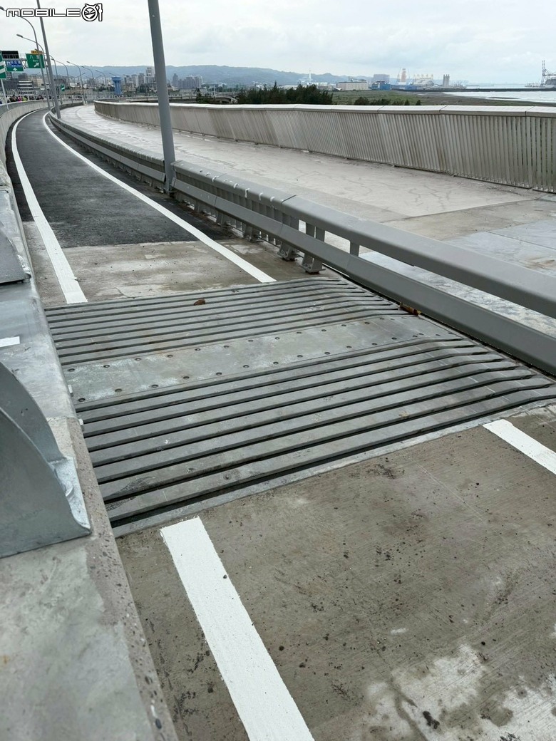 淡江大橋機車實地走訪，機車道窄成這樣到底給誰騎？