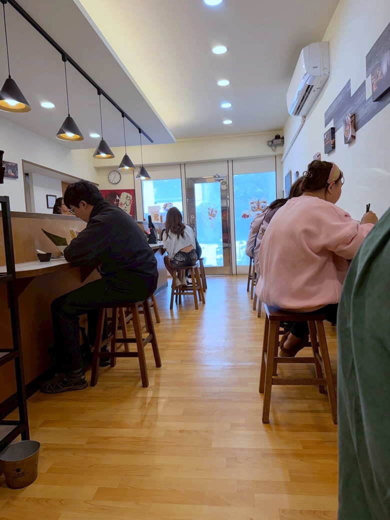 【台南永康拉麵】假日約會吃平價拉麵｜鶴昇町特盛豚骨拉麵＋玫瑰煎餃