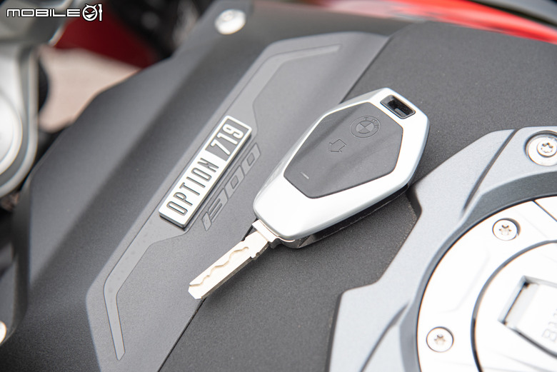 點我看大圖 BMW Motorrad R 1300 R 試駕|一絲不苟的德式西裝暴徒!引擎輸出滿滿暴力、外觀卻是優雅精緻!