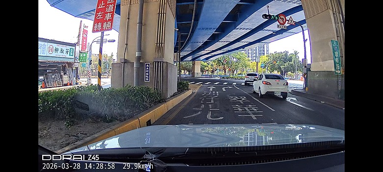 高雄市右轉箭頭的車道可以直行? (左營分局)