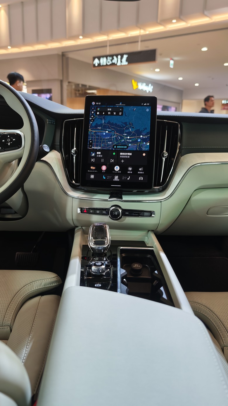 趕在第一天, 來南港Lalaport看好久不見的All New XC60~~