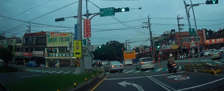 桃園 大溪 直行汽車，用鈑金選擇性的教訓 機車騎士