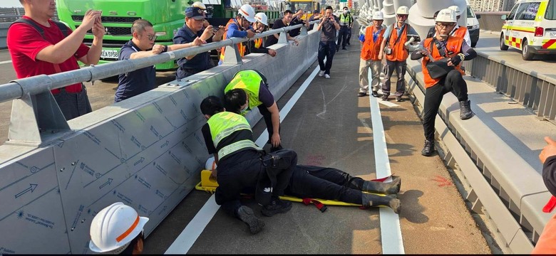 淡江大橋機車實地走訪，機車道窄成這樣到底給誰騎？