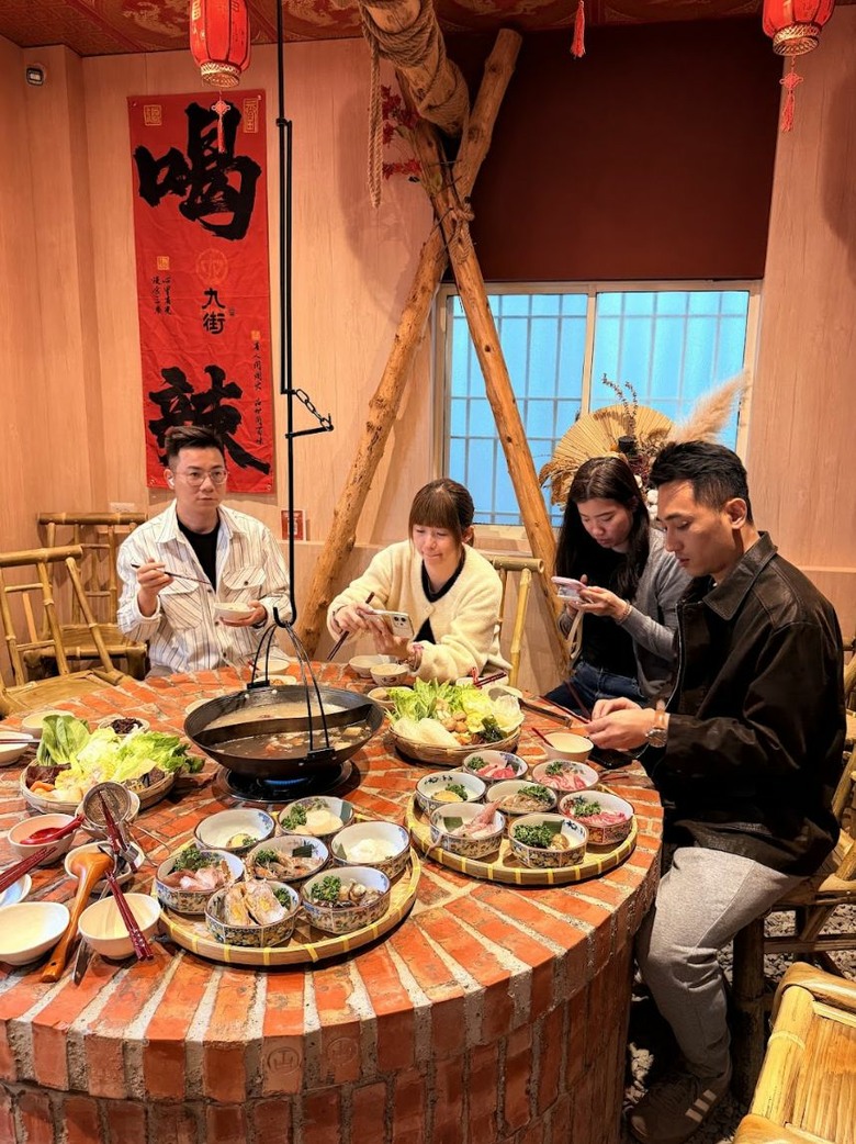 屏東火鍋一條街必吃|九街吊鍋紅蟳薑母鴨+胡椒豬肚鴛鴦鍋也太猛|私房肉燥飯超有誠意