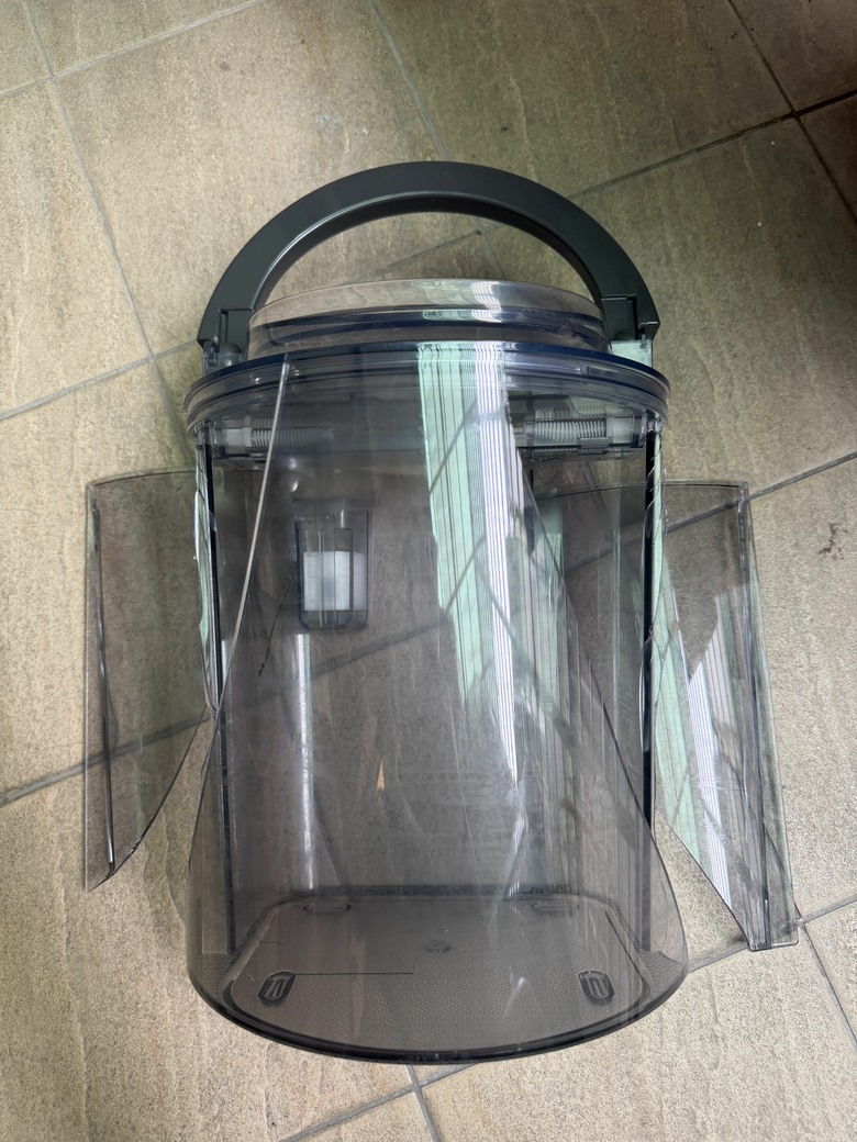 LG PuriCare&trade; 雙變頻除濕機水箱破裂