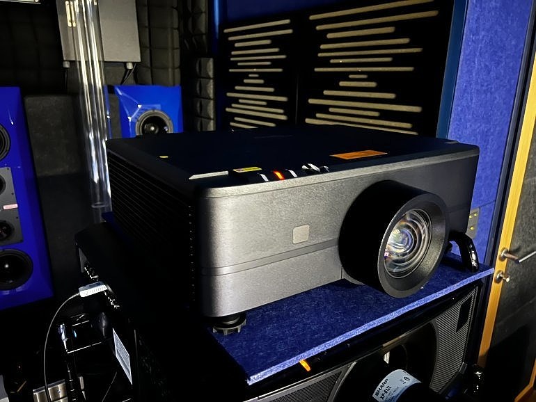 投影機終於迎來「專屬杜比視界」時代：OPTOMA UHR90DV HDR10/HDR10+/DV畫面實戰！