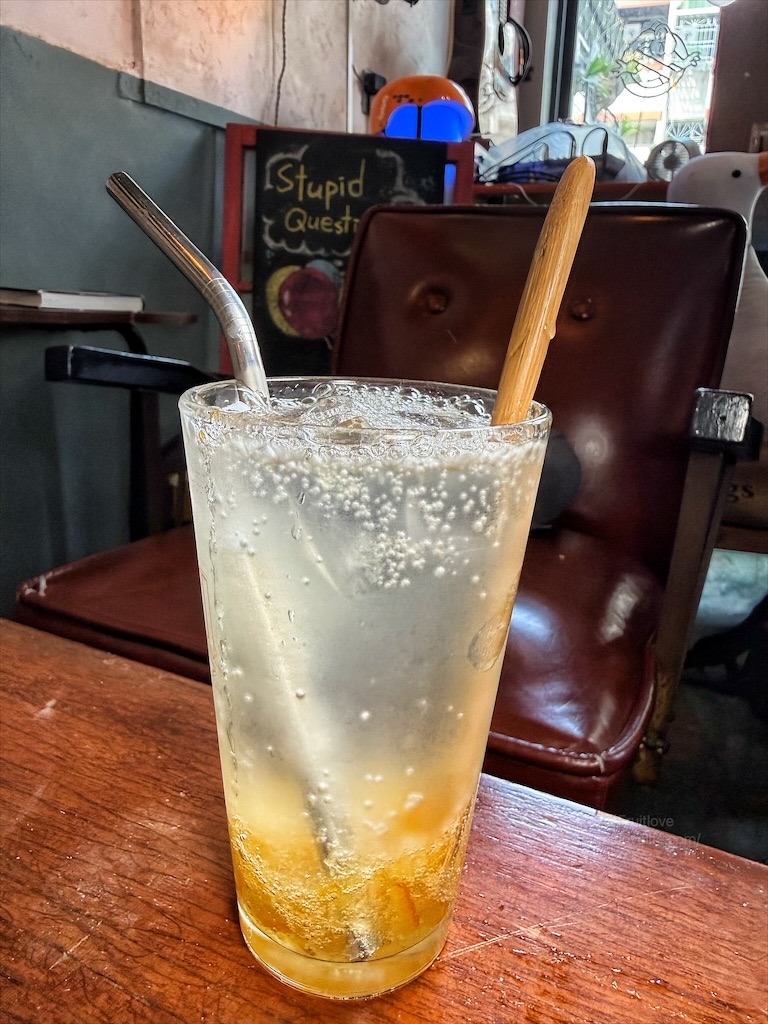 很chill的深夜食堂，無水咖喱、義大利麵、點心、豐富餐酒、寵物友善，聚餐小酌首選