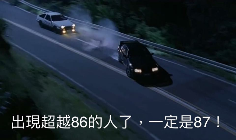 北市 大安區🚘汽車 87 撞庇護島，翻車......人爬出來，不是從天窗。