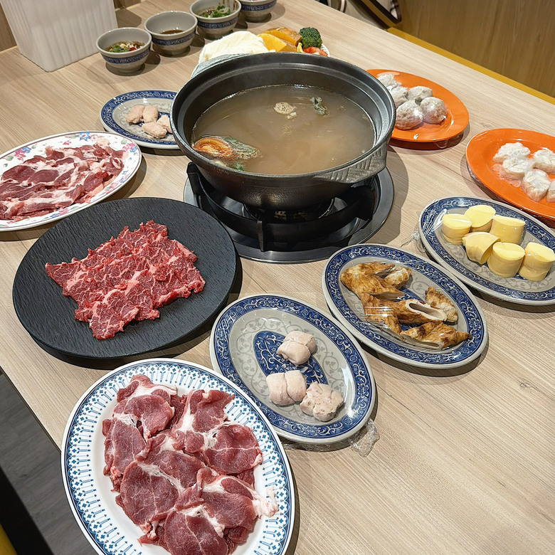 【台南如潮火鍋】東區沙茶爐新店｜扁魚湯頭濃郁耐喝｜虱目魚肚丸爆汁｜蝦滑楓葉＋蛋腸馬卡龍