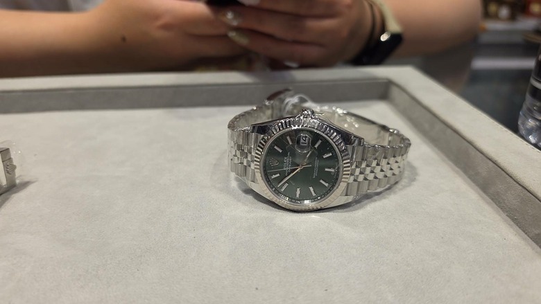 【請問】現在 ROLEX 在經銷錶店還是一樣都需要配錶嗎？
