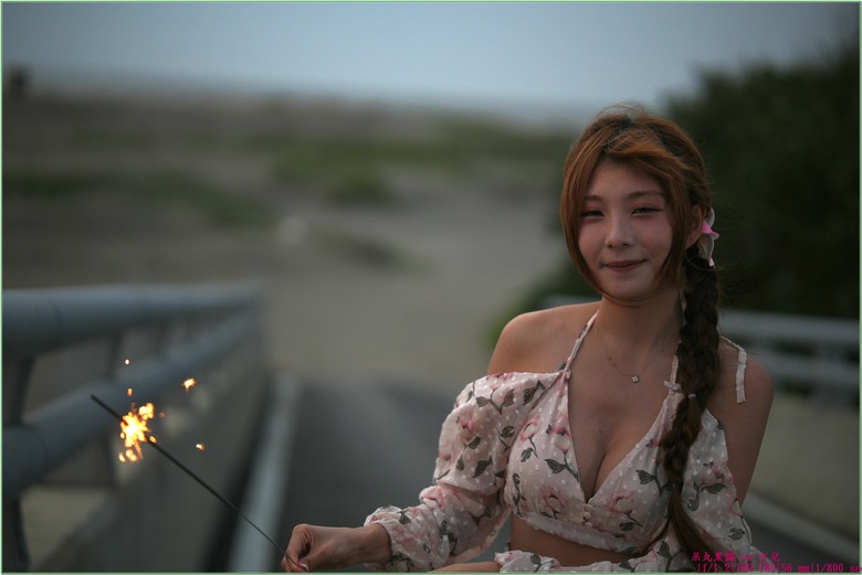 【 一言難盡 -- 言兒 】拍仙女棒快門壓光，閃燈壓得了日光但壓不住走光