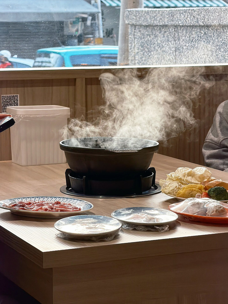 【台南如潮火鍋】東區沙茶爐新店｜扁魚湯頭濃郁耐喝｜虱目魚肚丸爆汁｜蝦滑楓葉＋蛋腸馬卡龍
