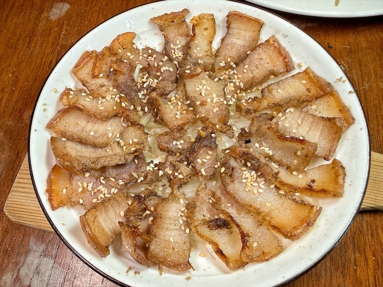很chill的深夜食堂，無水咖喱、義大利麵、點心、豐富餐酒、寵物友善，聚餐小酌首選