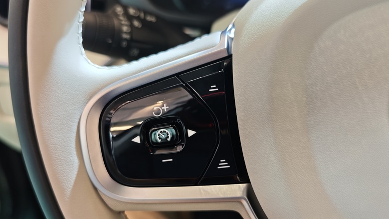 趕在第一天, 來南港Lalaport看好久不見的All New XC60~~