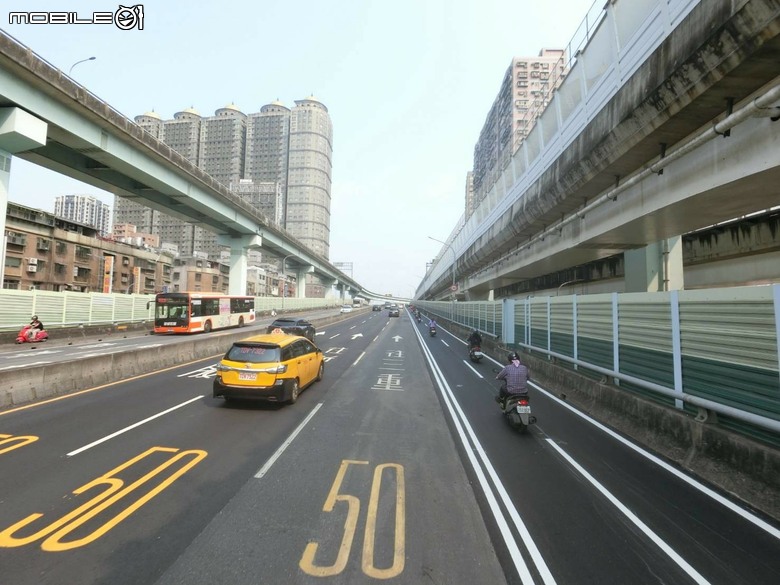 淡江大橋機車實地走訪，機車道窄成這樣到底給誰騎？