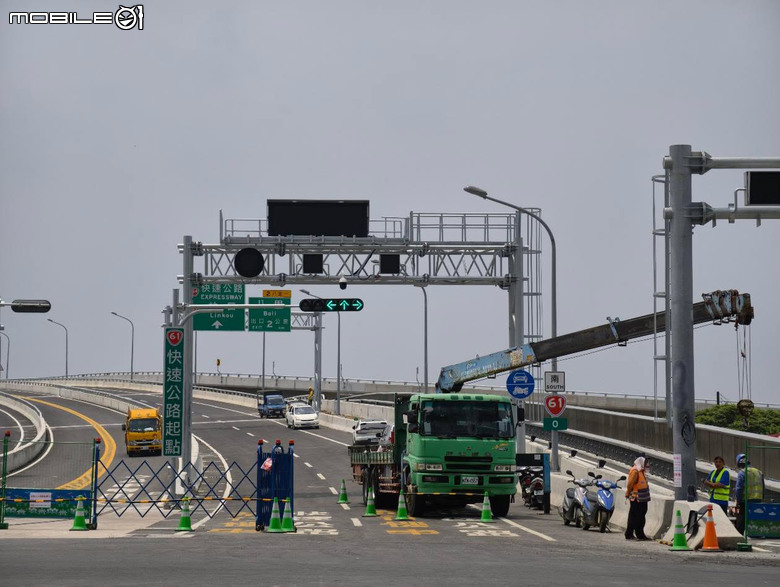 淡江大橋機車實地走訪，機車道窄成這樣到底給誰騎？