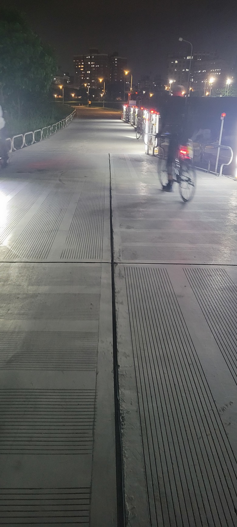 中正橋下要小心水泥縫隙(工區範圍內自行車請下車牽行)