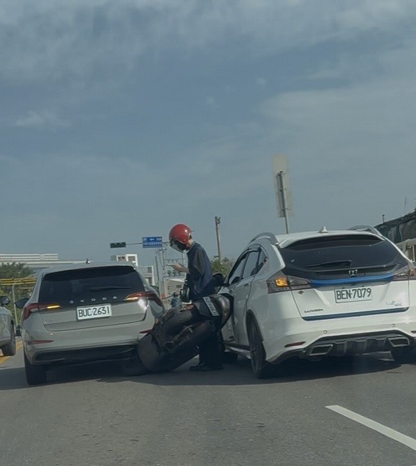鑽車縫，鑽進去，要鑽出去就撞了