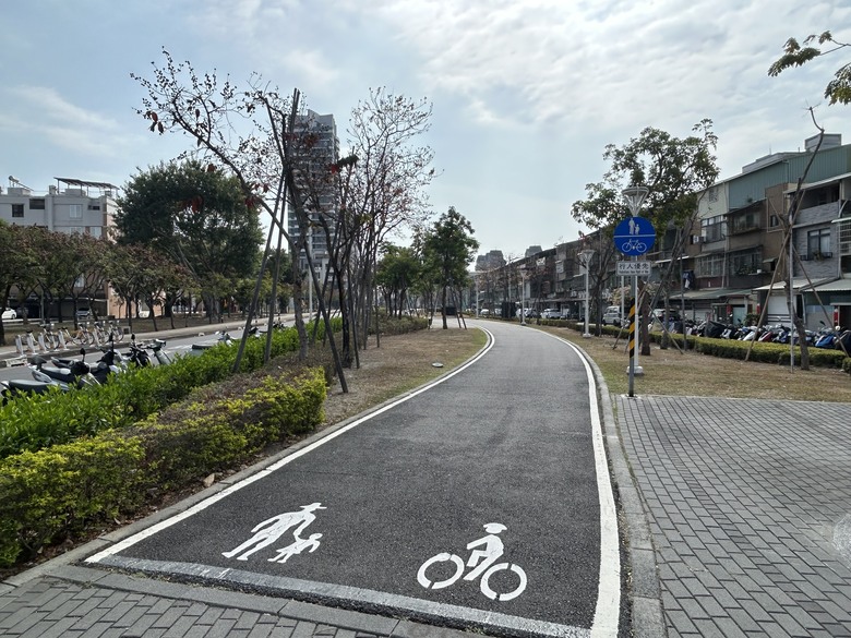 「 兩 鐵 列 車 」 騎 遊 高 雄 果 嶺 自 然 公 園