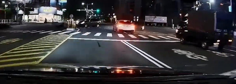 台南 騎士直行車在快車道上 教訓 闖燈的汽車。