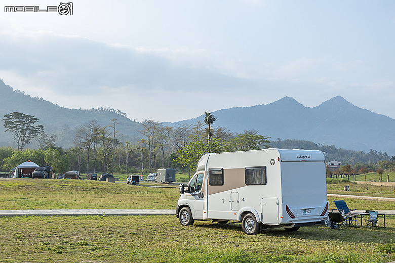 清晨的Sunlight T58露營車,沐浴在溫暖的陽光下,充滿希望