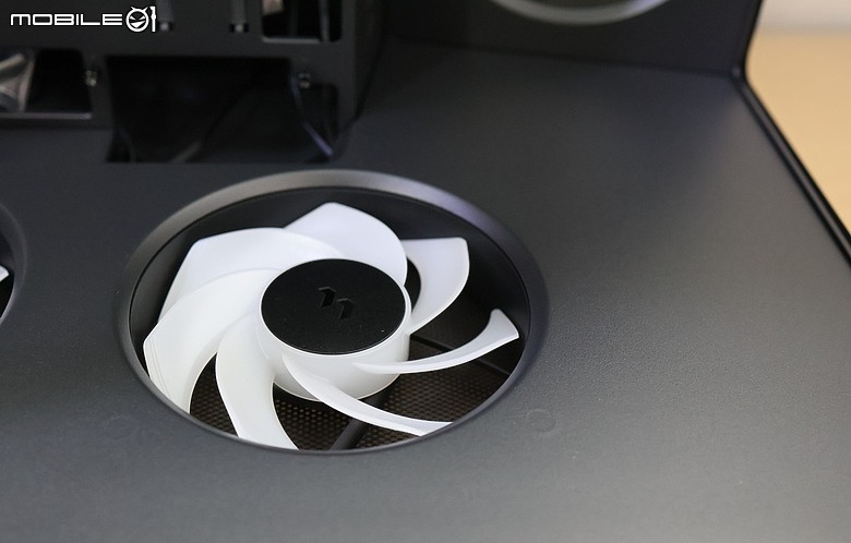 Fractal Design 首次進軍海景機殼 Pop 2 Vision