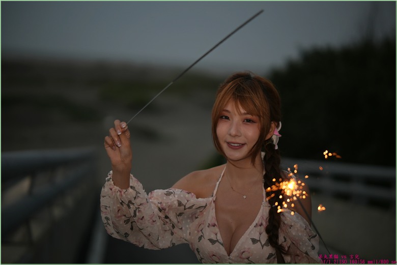 【 一言難盡 -- 言兒 】拍仙女棒快門壓光，閃燈壓得了日光但壓不住走光