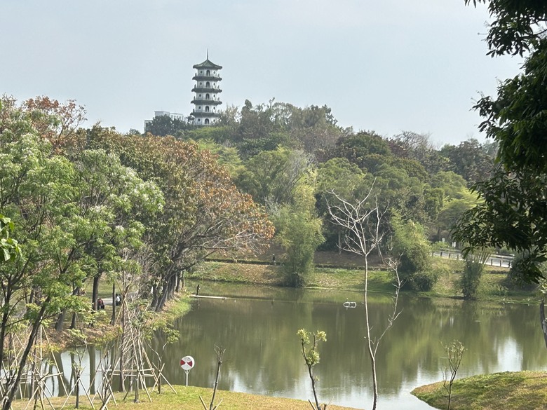 「 兩 鐵 列 車 」 騎 遊 高 雄 果 嶺 自 然 公 園