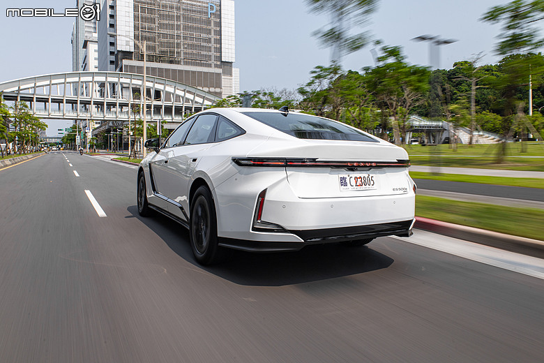 Lexus ES 500e 大改款試駕｜瑕不掩瑜的進化，用誠意再戰市場！