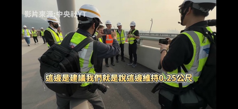 淡江大橋機車實地走訪，機車道窄成這樣到底給誰騎？