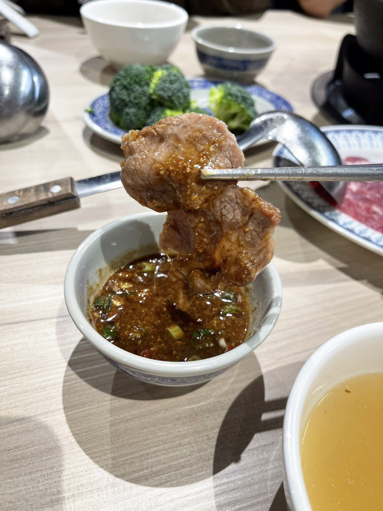 【台南如潮火鍋】東區沙茶爐新店｜扁魚湯頭濃郁耐喝｜虱目魚肚丸爆汁｜蝦滑楓葉＋蛋腸馬卡龍