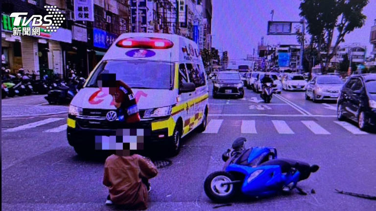 台南永康區 救護車🚑💨🚑💨路過...機車騎士想上車...很清脆