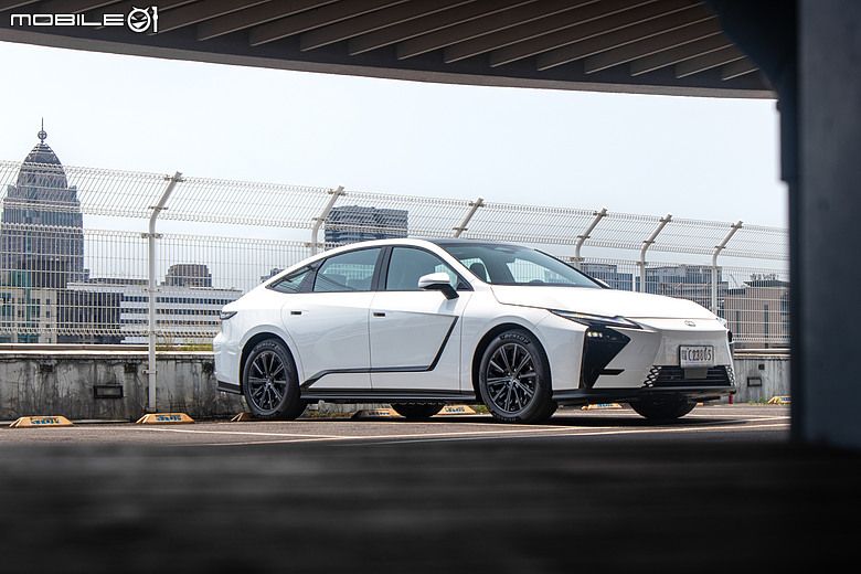 Lexus ES 500e 大改款試駕｜瑕不掩瑜的進化，用誠意再戰市場！