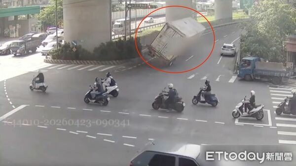八里聯結車左轉側翻！路邊違停車慘遭「夾殺」驚悚畫面曝