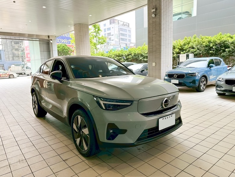 陪學妹保養EC40，我幫看車，她逛精品店