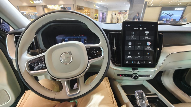 趕在第一天, 來南港Lalaport看好久不見的All New XC60~~